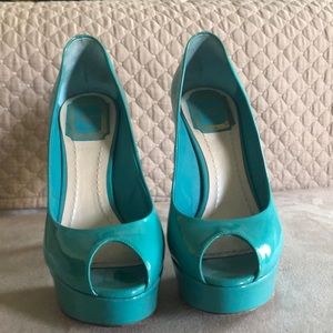 Christian Dior heels in turquoise patent leather. Size 37, and made in Italy.
